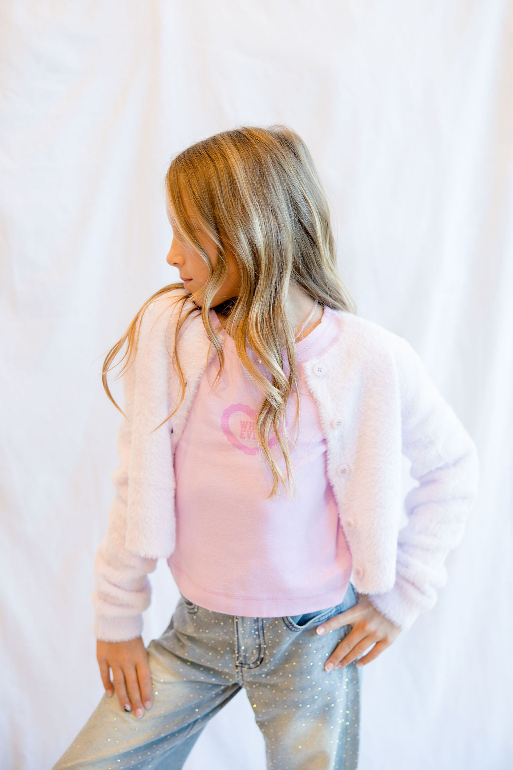 Parfum De fit Cardigan girl looking to the side 