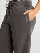 Up-close details of the Thread & Supply Ashford Jogger in Espresso